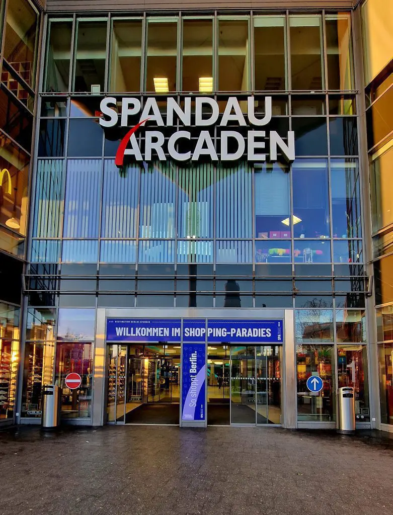 Eingang Spandauer Arcaden Februar 2023