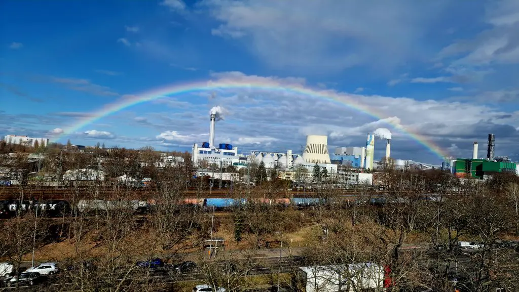 Regenbogen über dem Kraftwerk Reuter Spandau März 2023