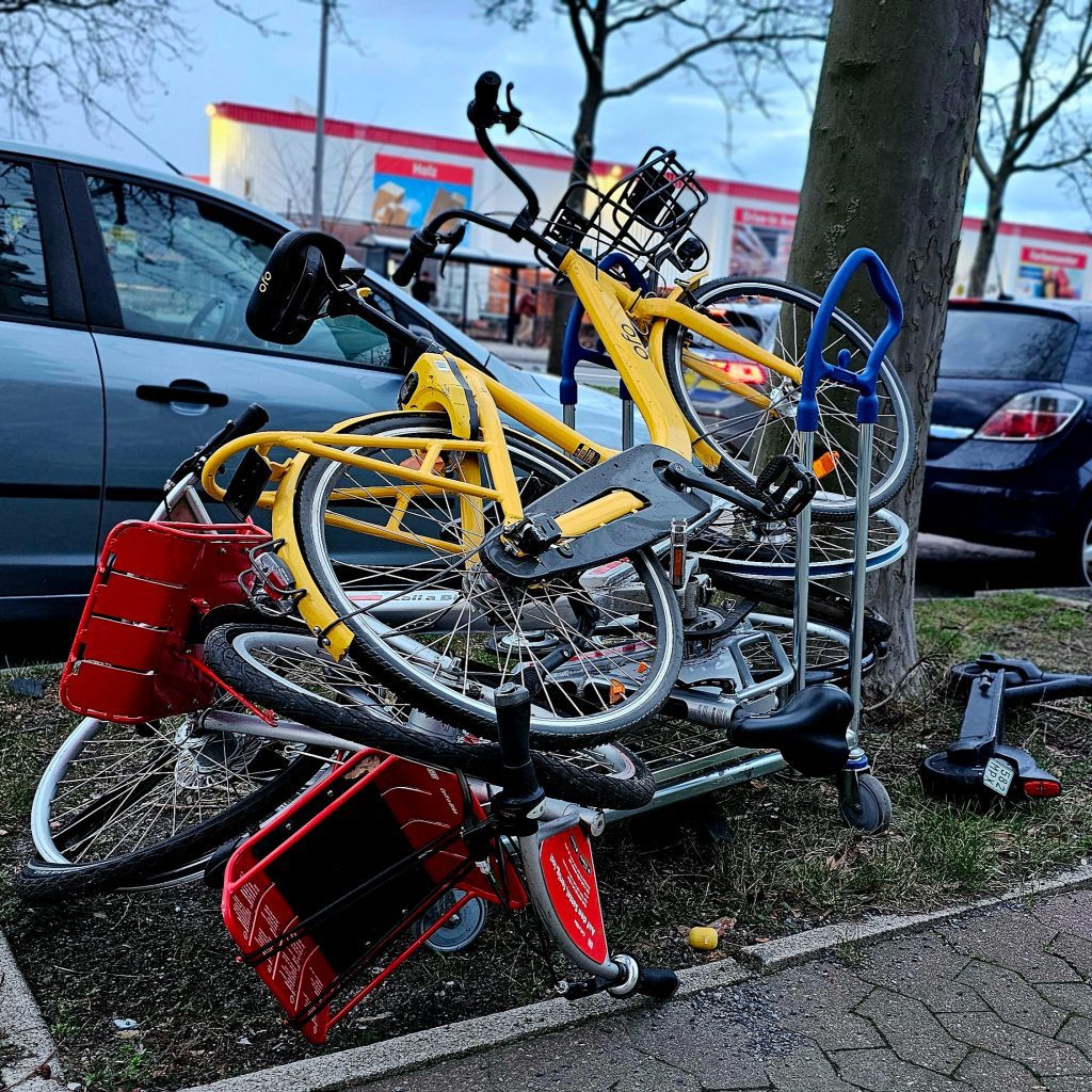 Ein chaotisches Fahrraddomino auf der Charlottenburger Chaussee